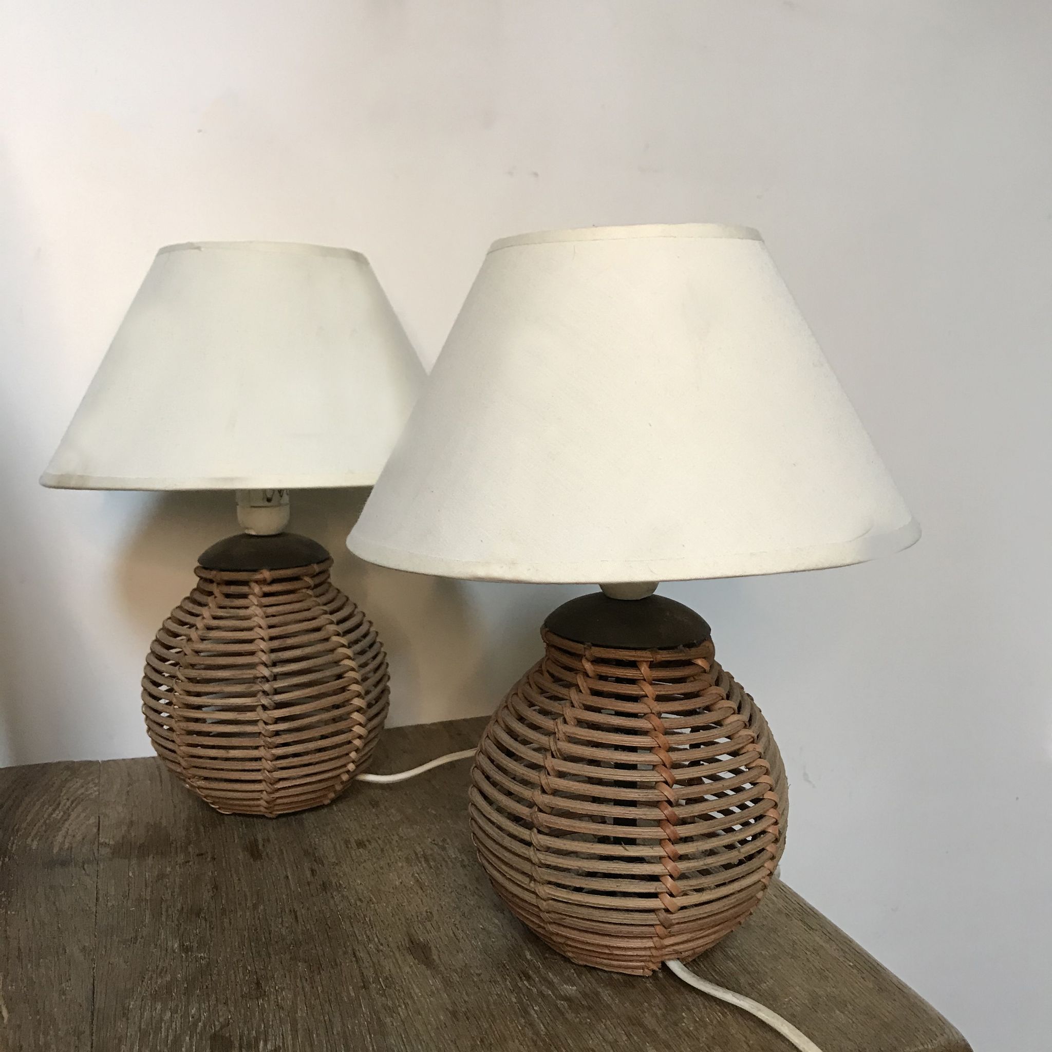 Paire de pieds de lampes vintage en rotin