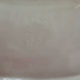 Grand plat blanc ancien, motif floral blanc en relief