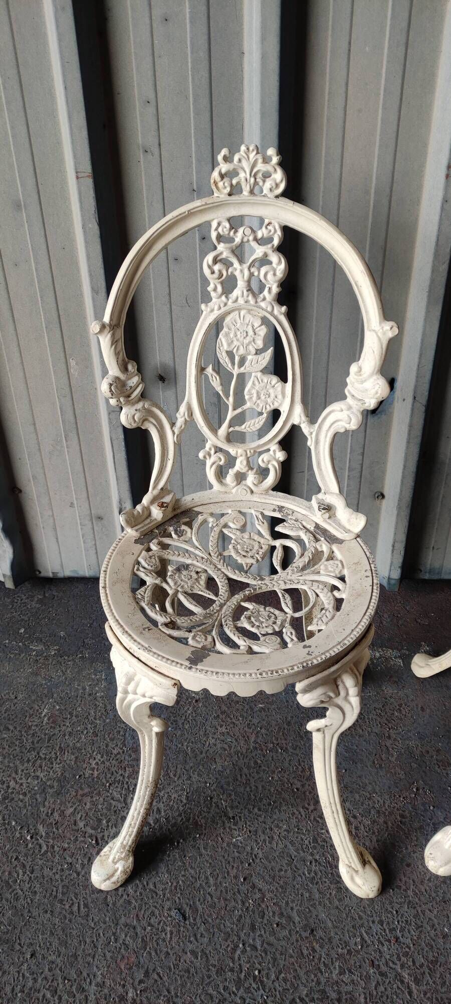 Pair of outdoor chairs in cast aluminum floral decoration