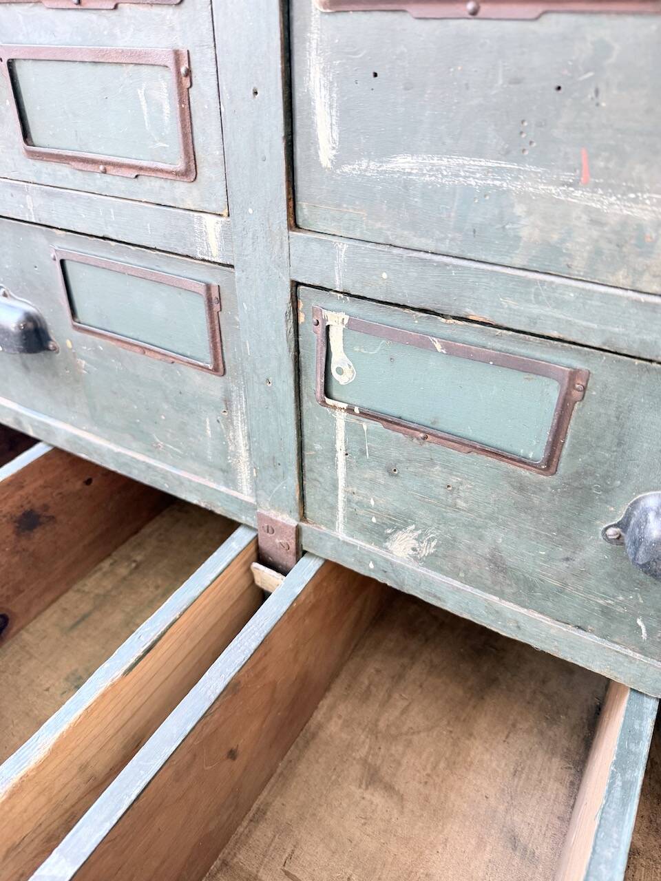 Patinated blue workshop furniture with XL drawers in oak and beech.