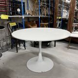 Table ronde avec pied tulipe