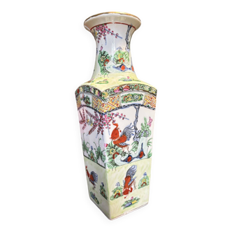 Vase en porcelaine d’Asie coqs et papillons