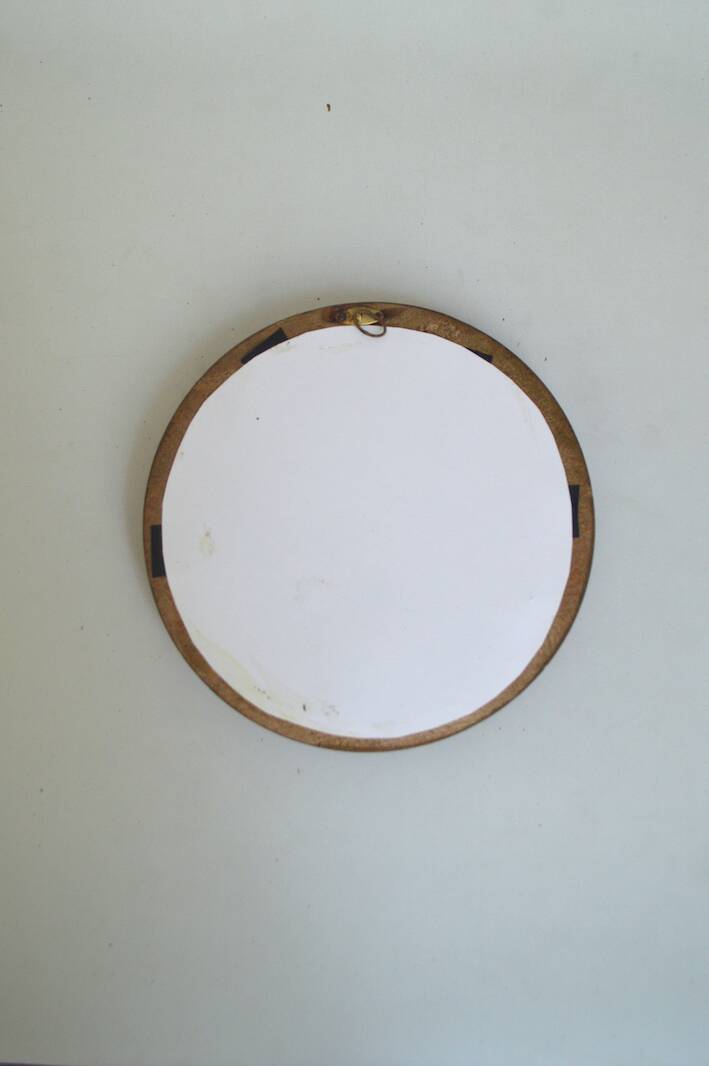 Butterfly frame under curved glass