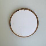 Butterfly frame under curved glass