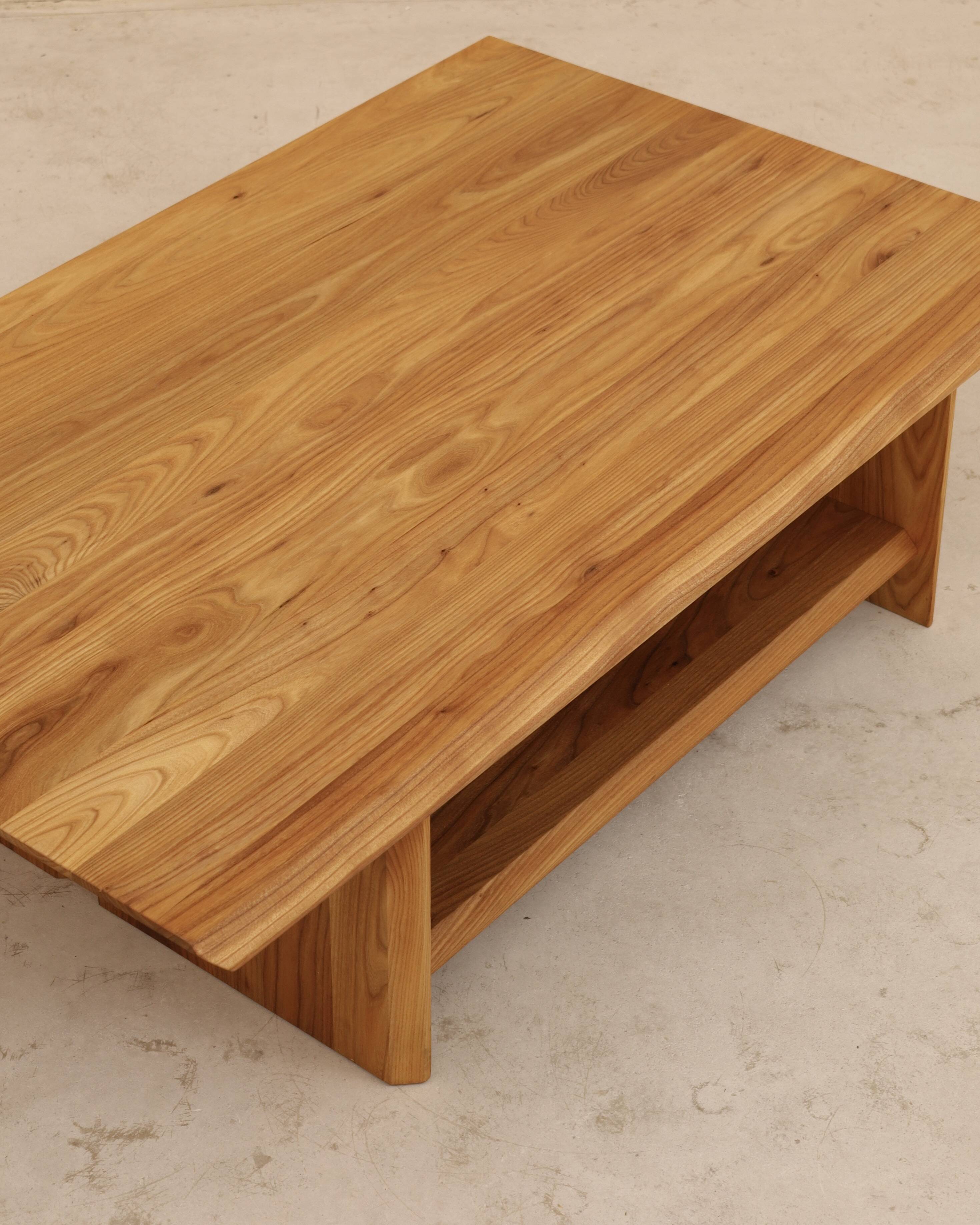 Table basse en orme massif, France, 1980