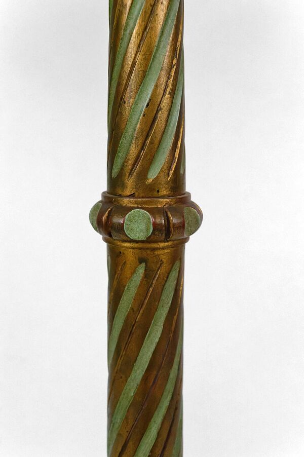 Lampadaire en bois sculpté doré et abat-jour en verre nacré, Art Déco, France, Circa 1920