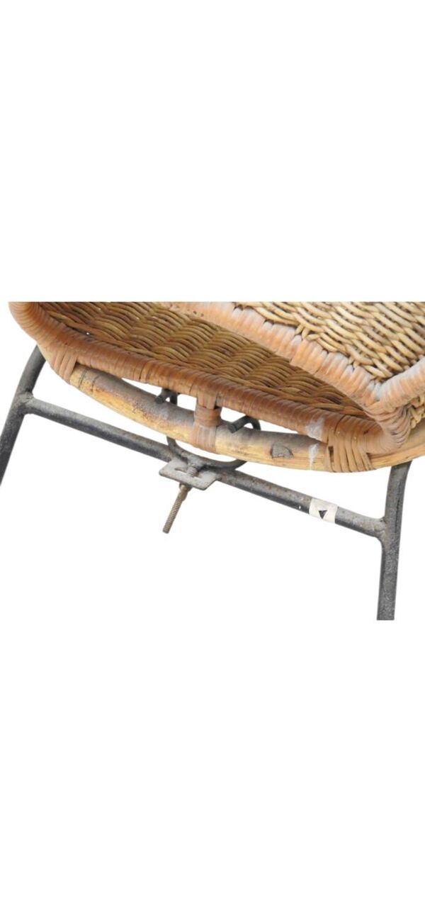 Fauteuil corbeille vintage en osier et métal noir, années 60