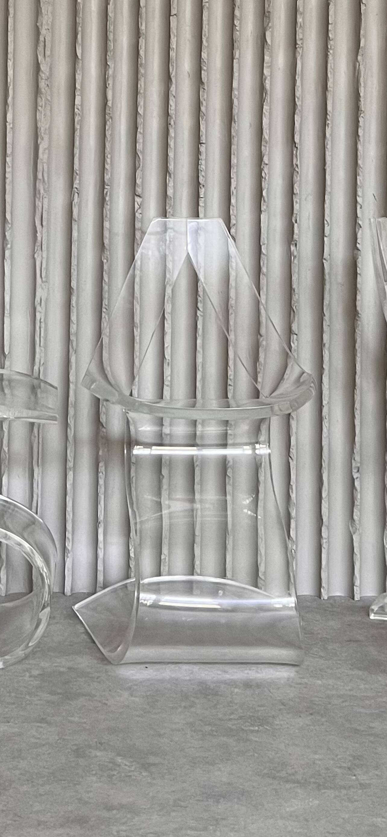 Ensemble rare de 4 chaises sculpturales en Lucite par Michel Dumas