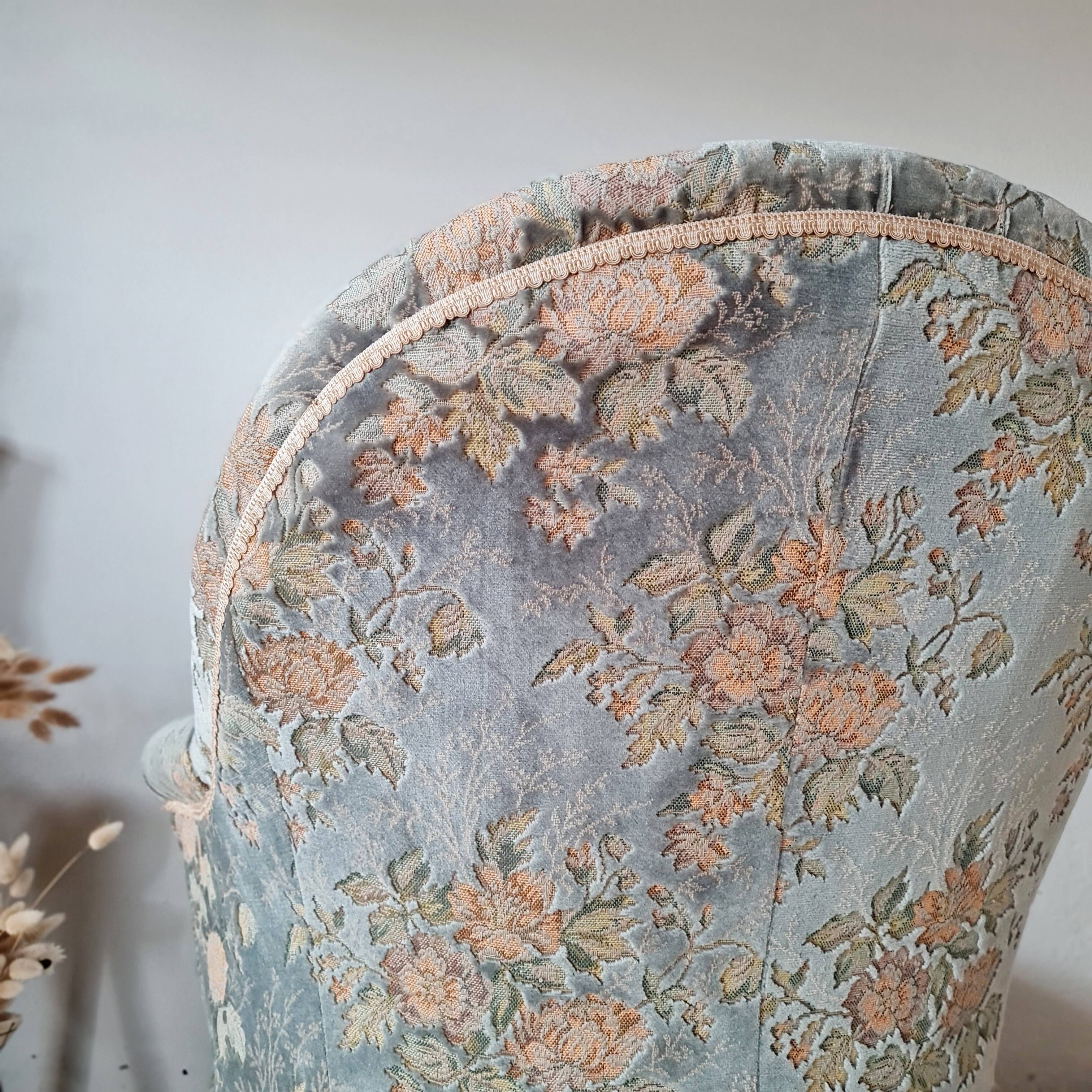 Fauteuil crapaud ancien velours fleuri avec franges