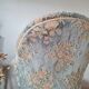 Fauteuil crapaud ancien velours fleuri avec franges