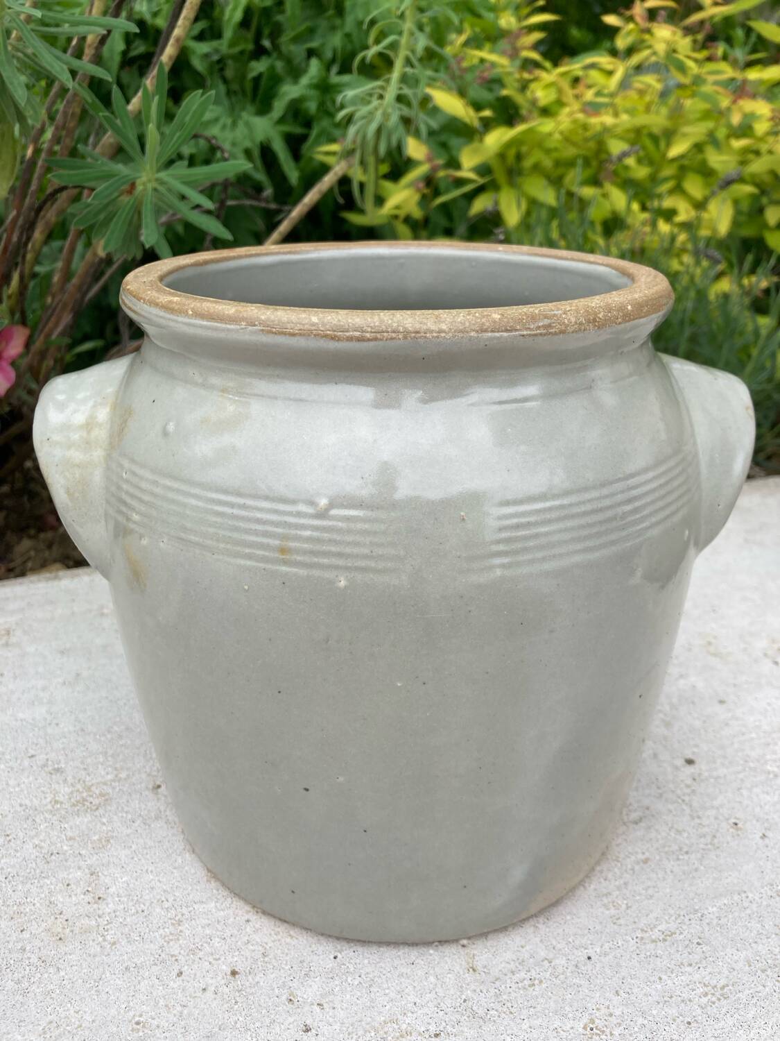 Light grey ceramic jar