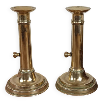 Ancienne paire de bougeoirs en laiton