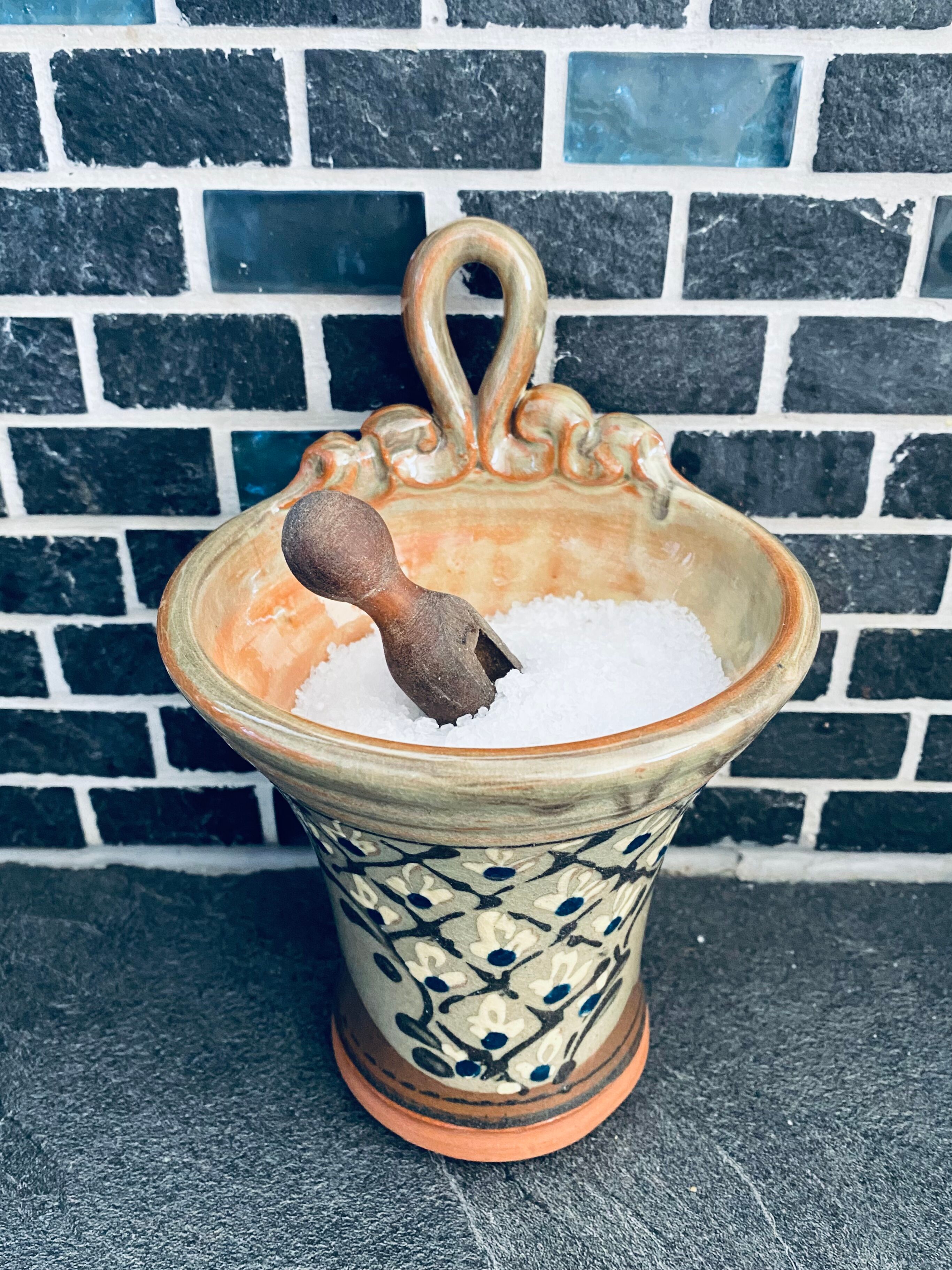 Wall-mounted or laying kitchen pot
