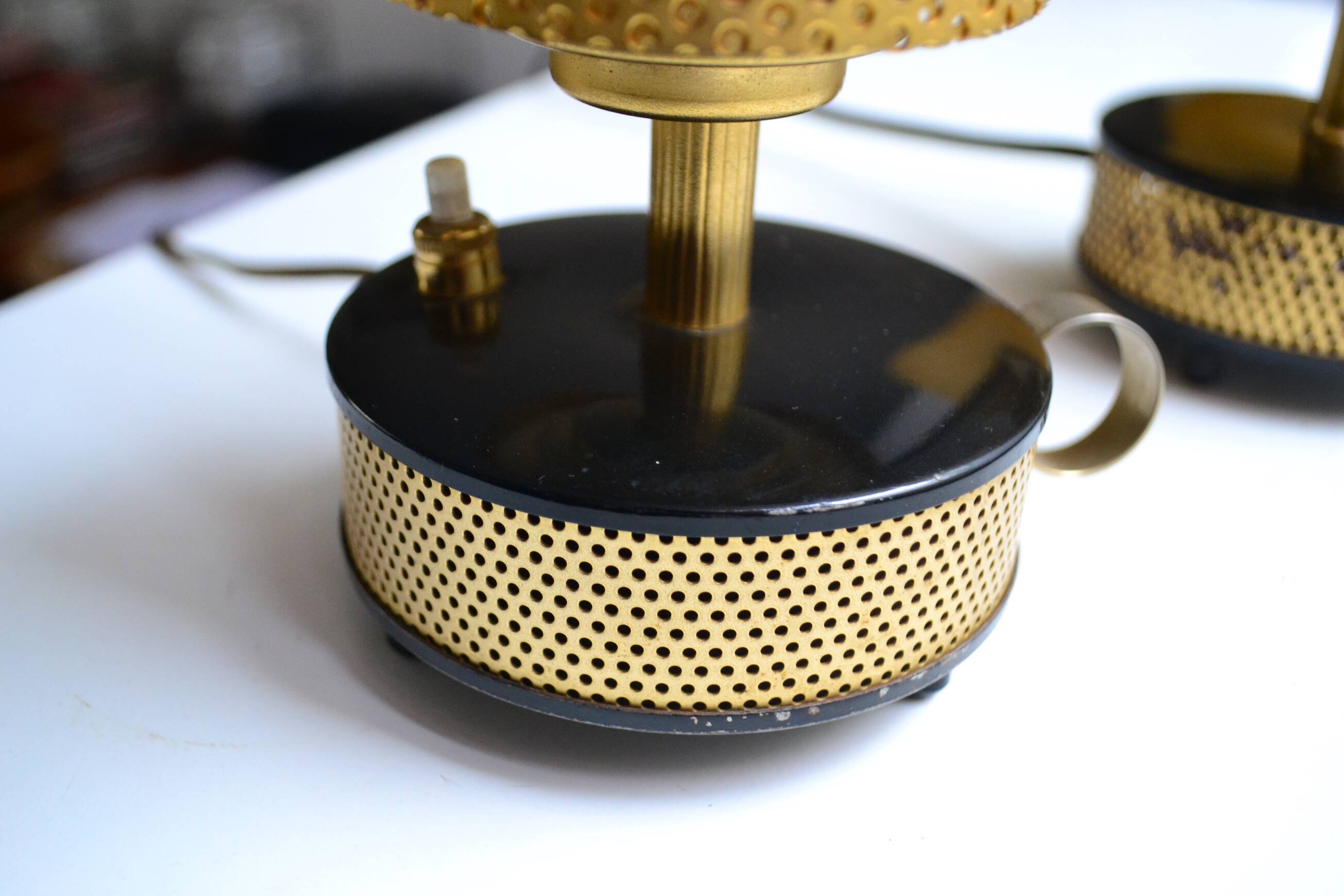 Paire de lampes métal perforé style Mategot années 50