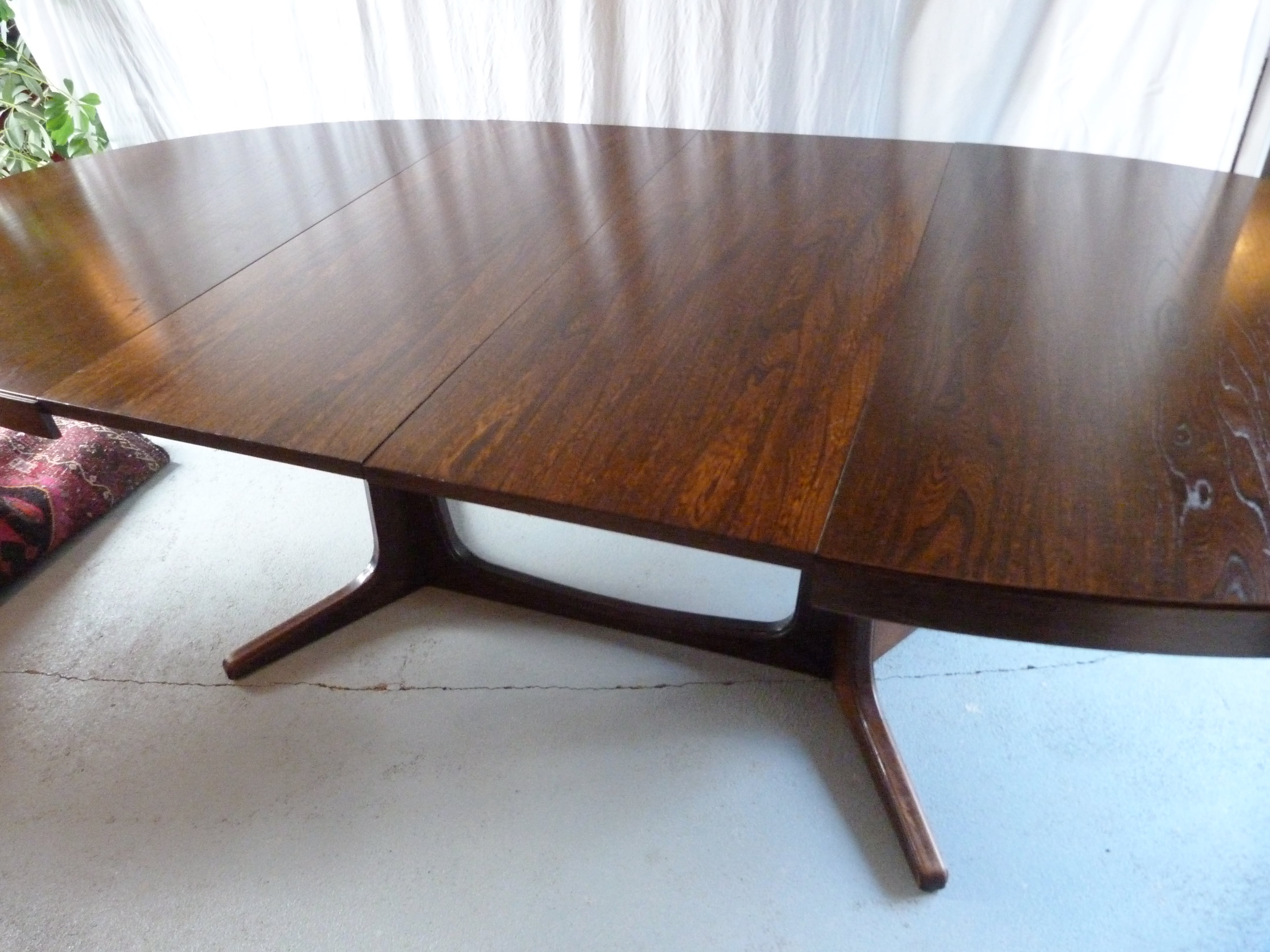 Baumann oval table