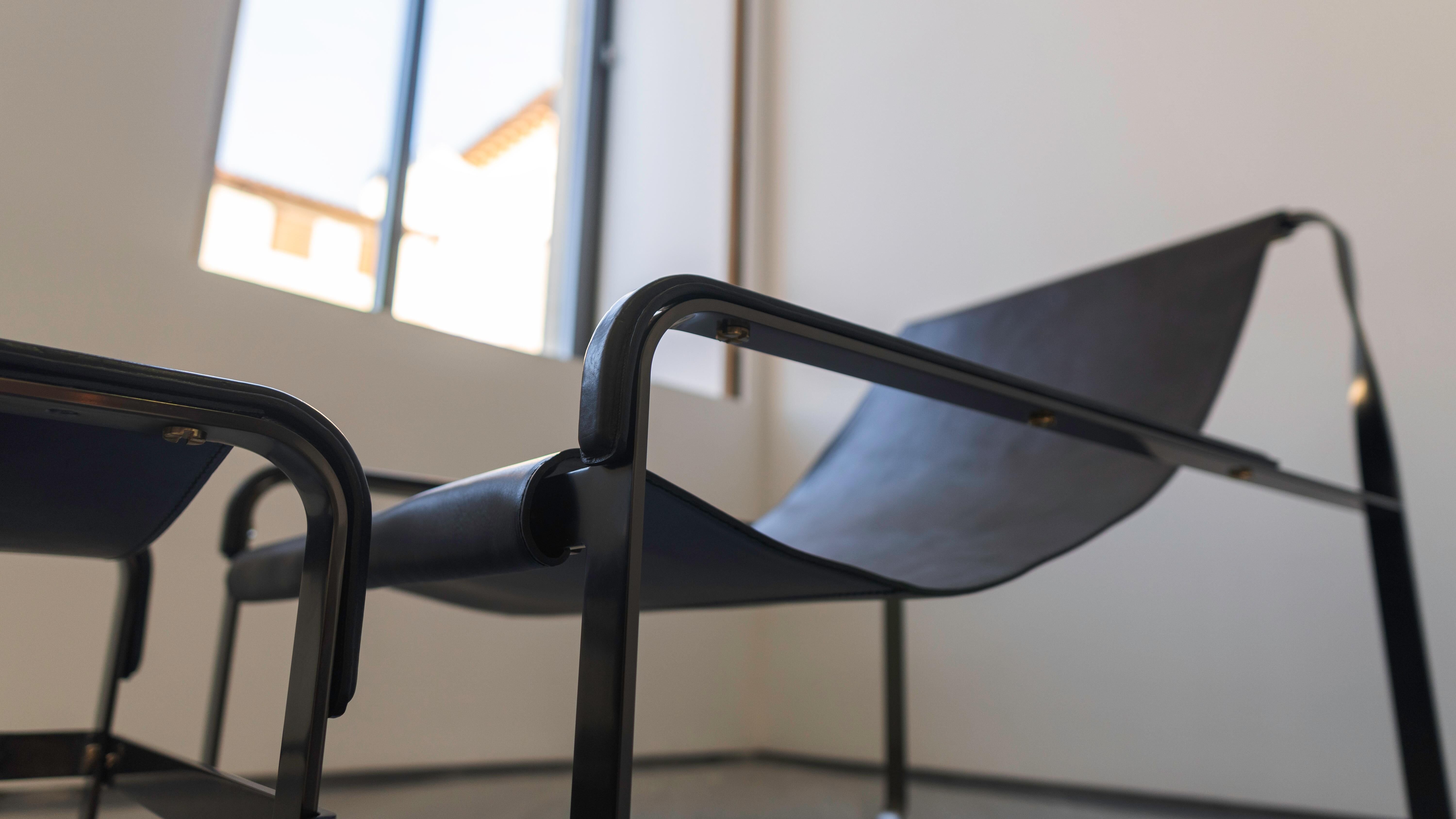 Fauteuil contemporain faie à la main en acier argenté et cuir marron