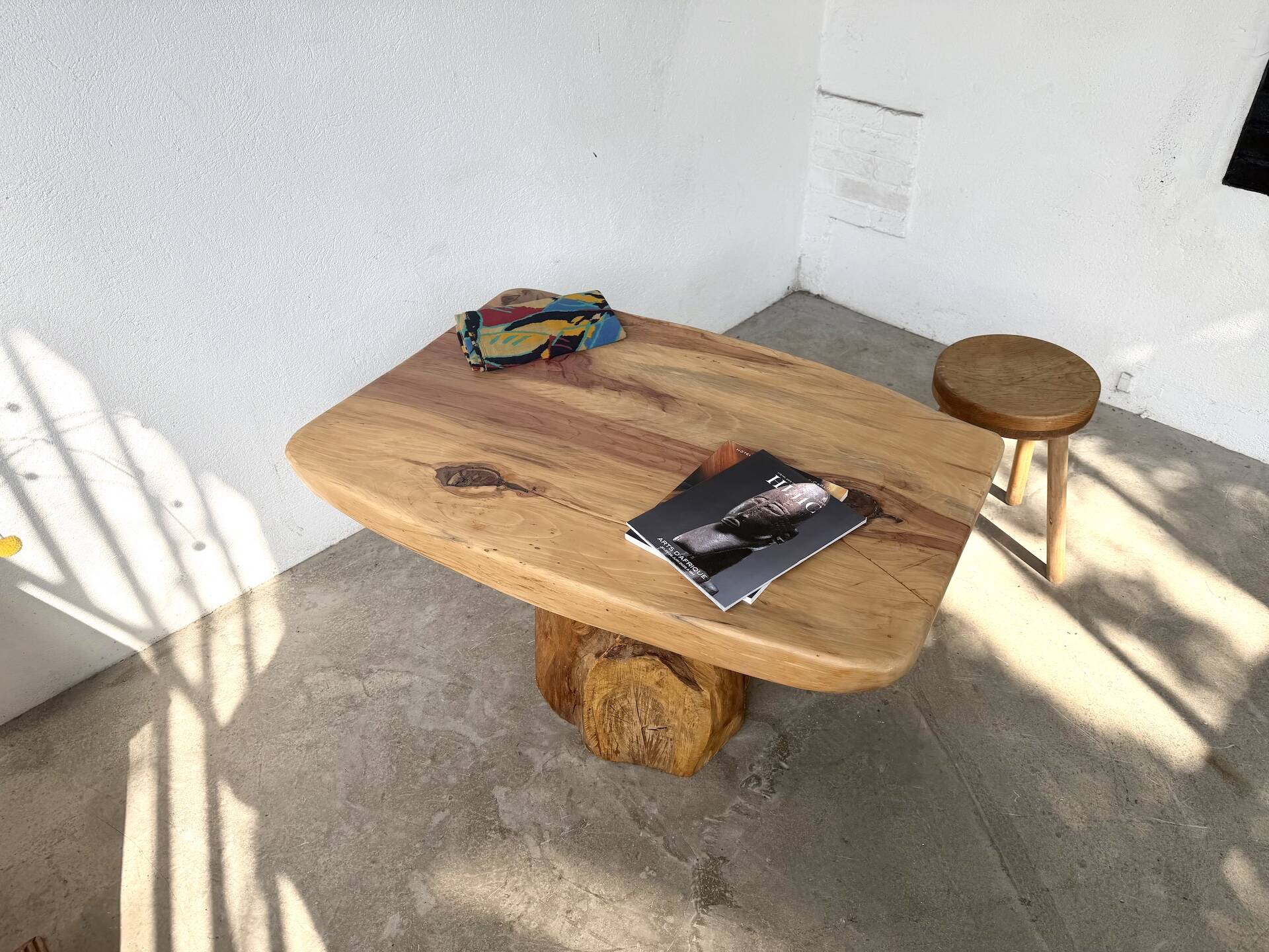 Organic brutalist coffee table in solid cedar, trunk pedestal, 1970s.