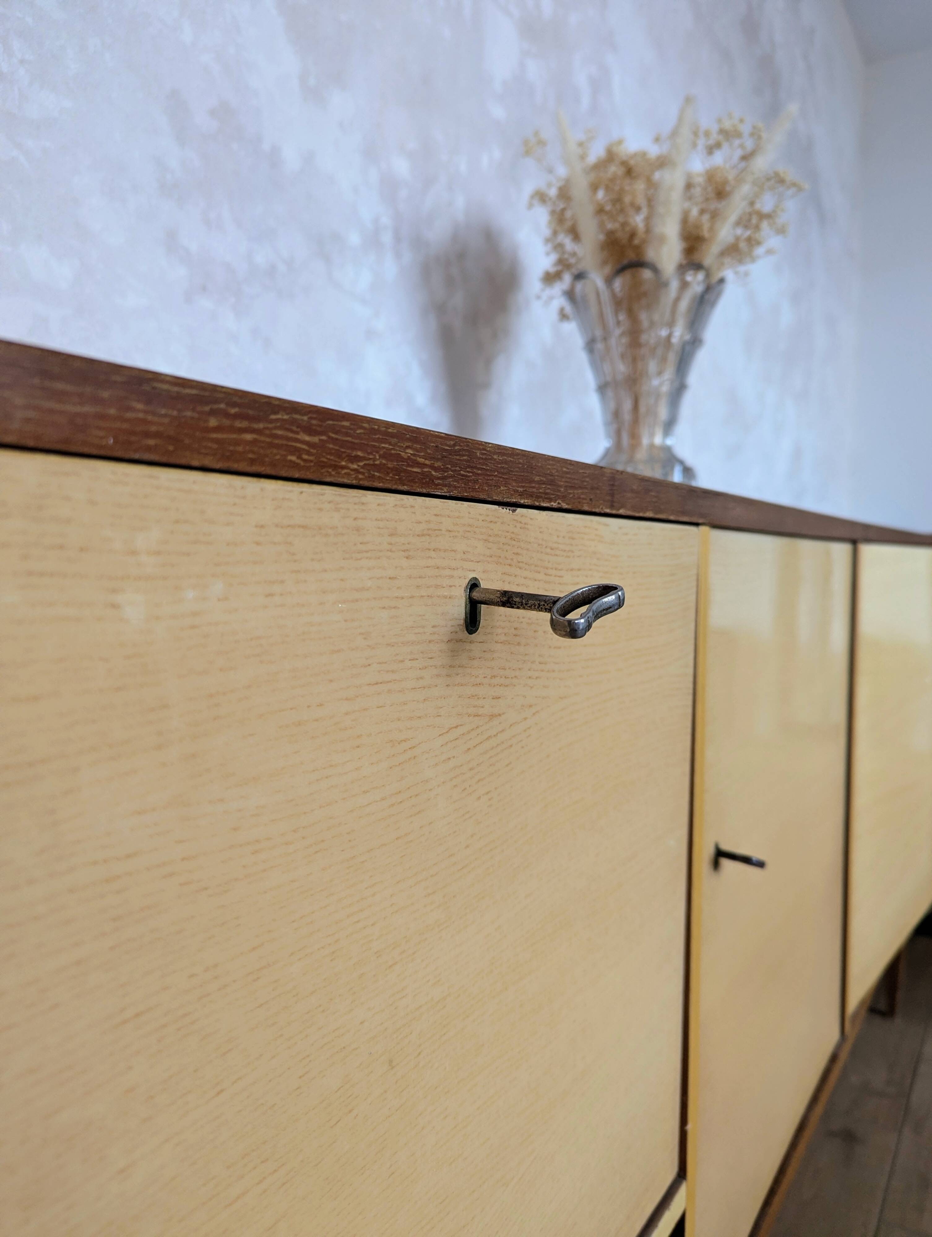 Vintage sideboard from the 50s/60s with tapered legs in a Scandinavian style.