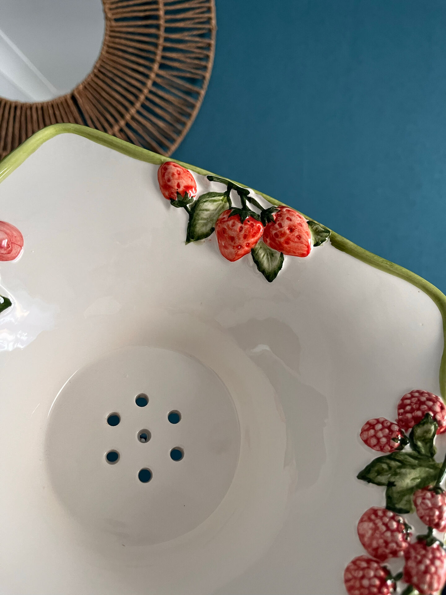Fruit drainer in earthenware and its Silea plate