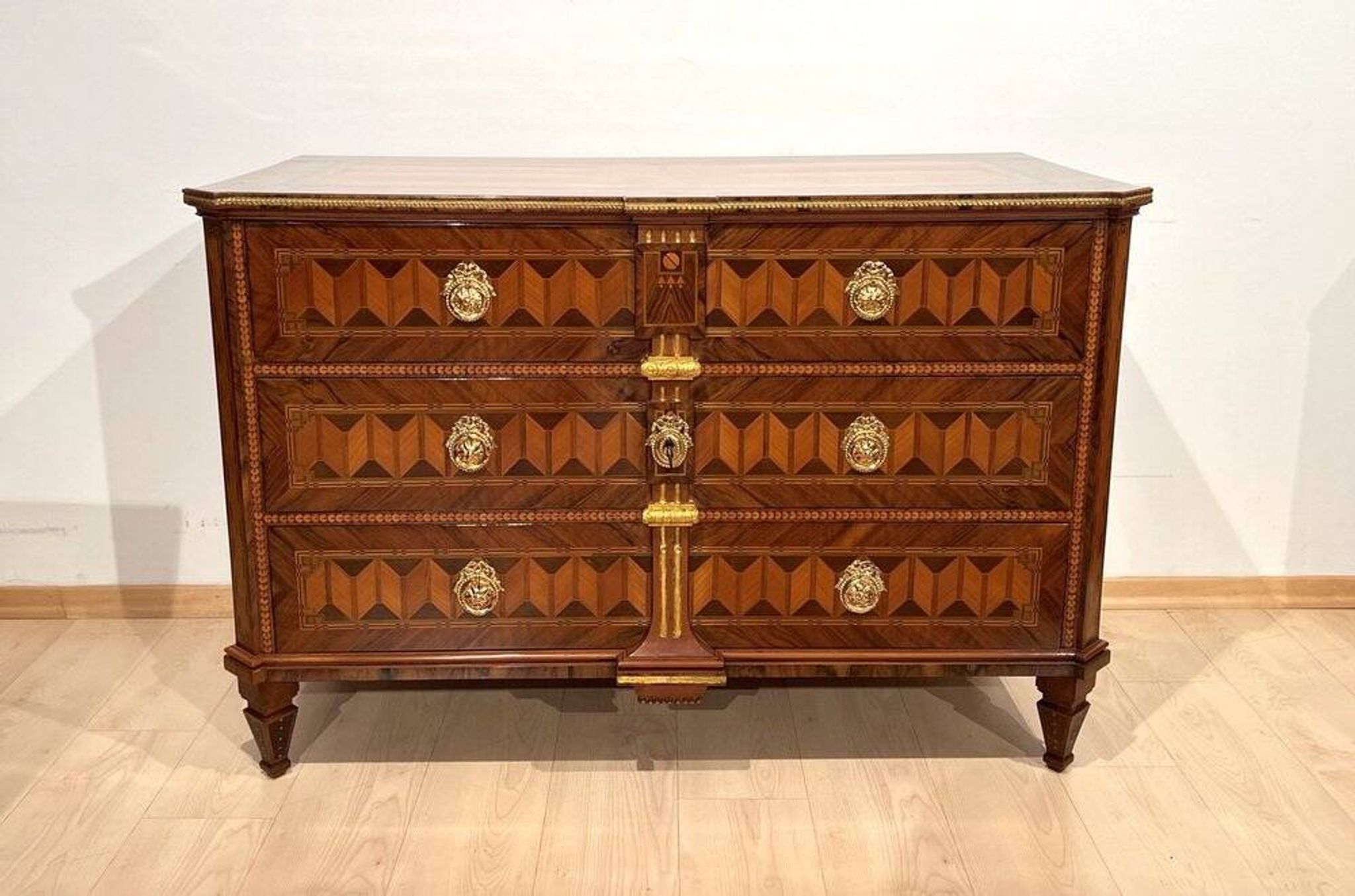 Commode autrichienne Louis XVI en placage de noyer avec incrustations et dorure, années 1790.