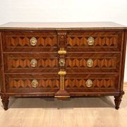 Commode autrichienne Louis XVI en placage de noyer avec incrustations et dorure, années 1790.