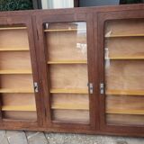 Wall showcase with 3 doors