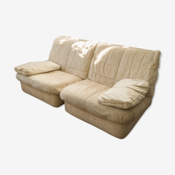 Deux fauteuils chauffeuses Cinna beige modèle Gao