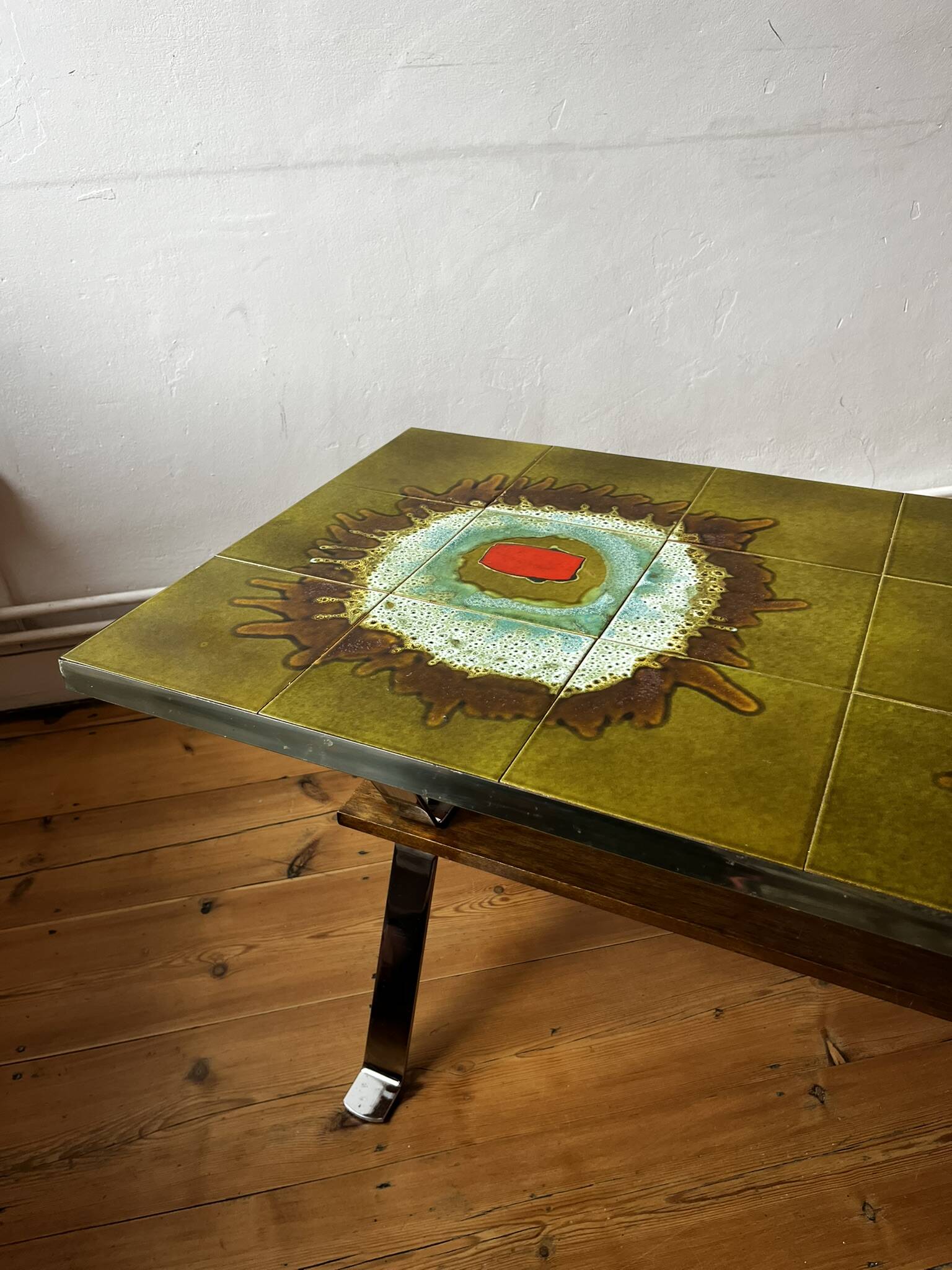 Vintage ceramic coffee table (atomic pattern) with a chrome base.