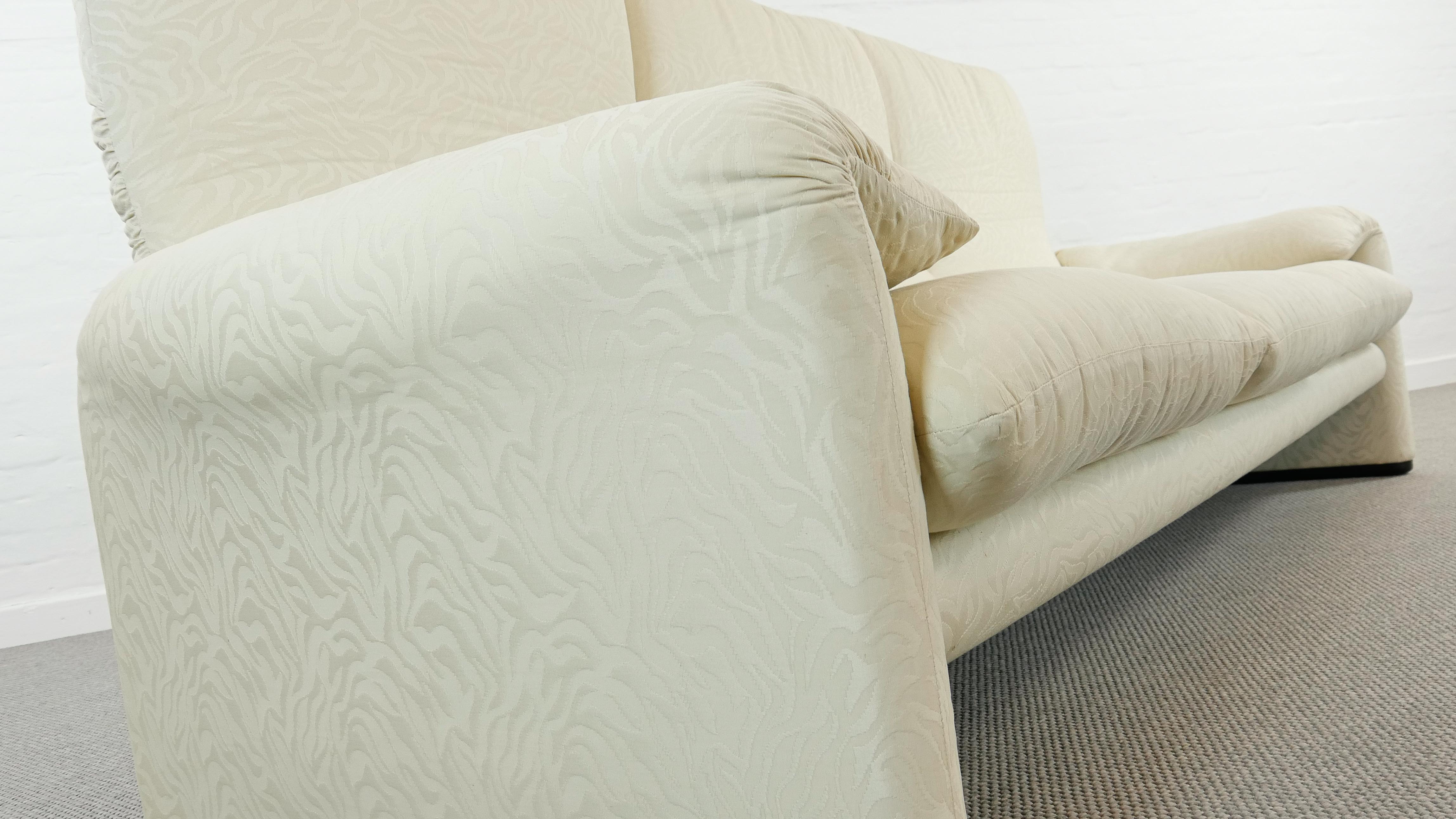 Maralunga 3-seat Sofa with Footrest in offwhite by Vico Magistretti for Cassina, Italy