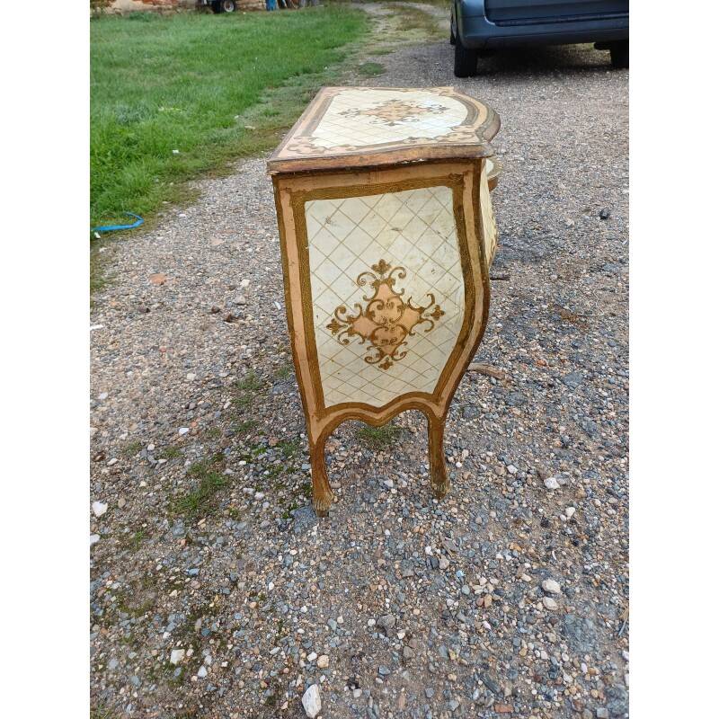 Table de chevet galbée en bois doré