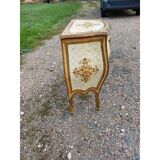 Table de chevet galbée en bois doré