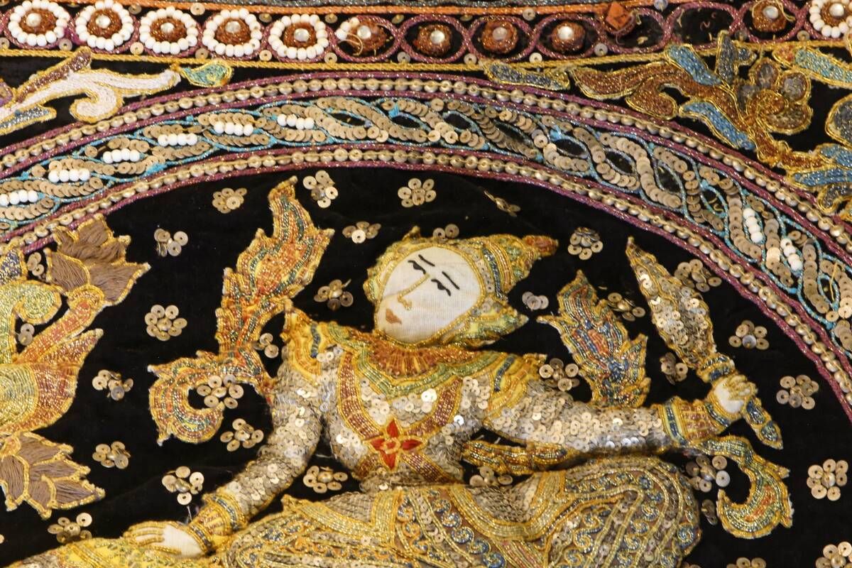 Tapisserie birmane Kalaga, les éléphants, perles et sequins