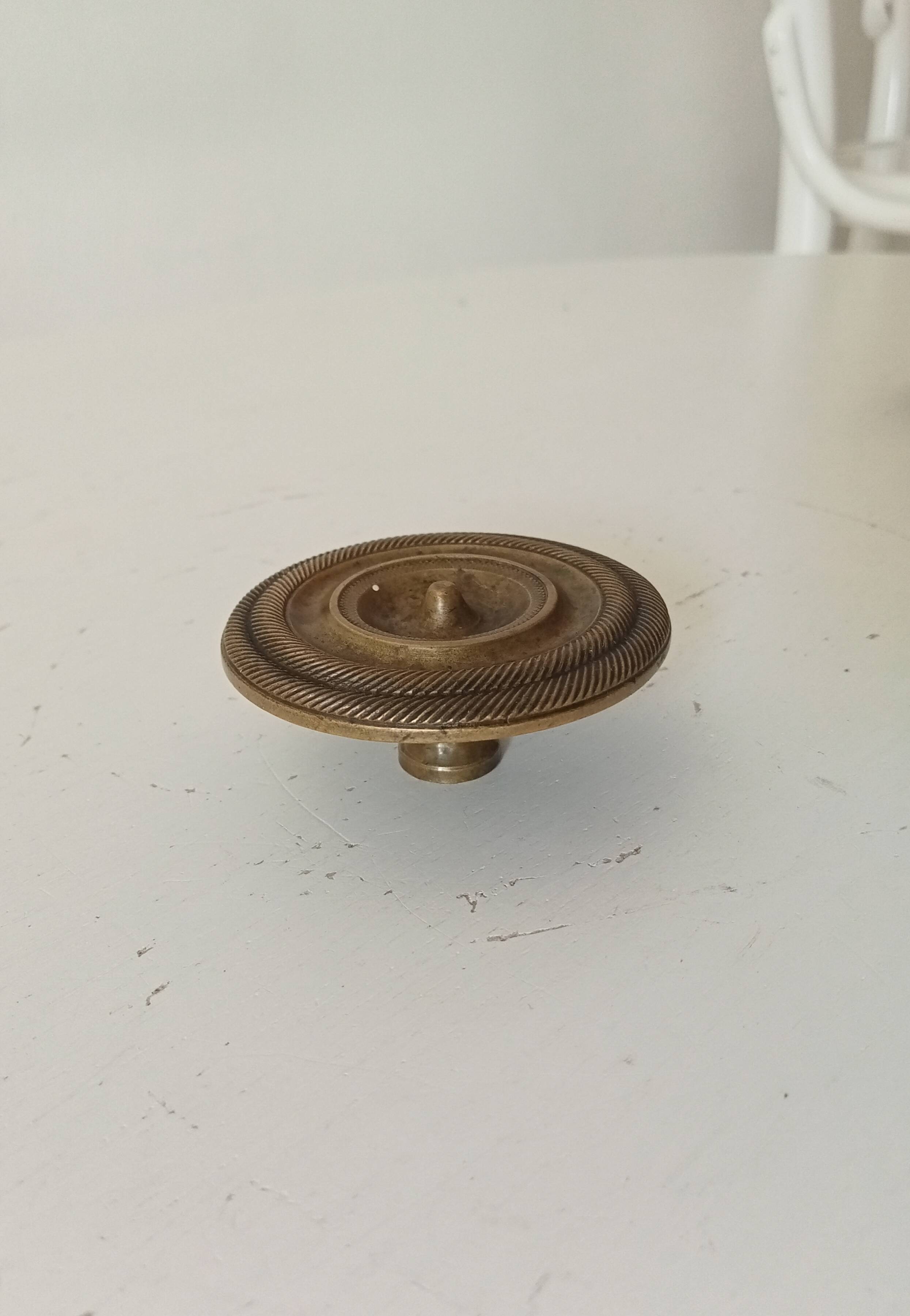 Empire-style furniture handle from the 19th century in solid bronze.