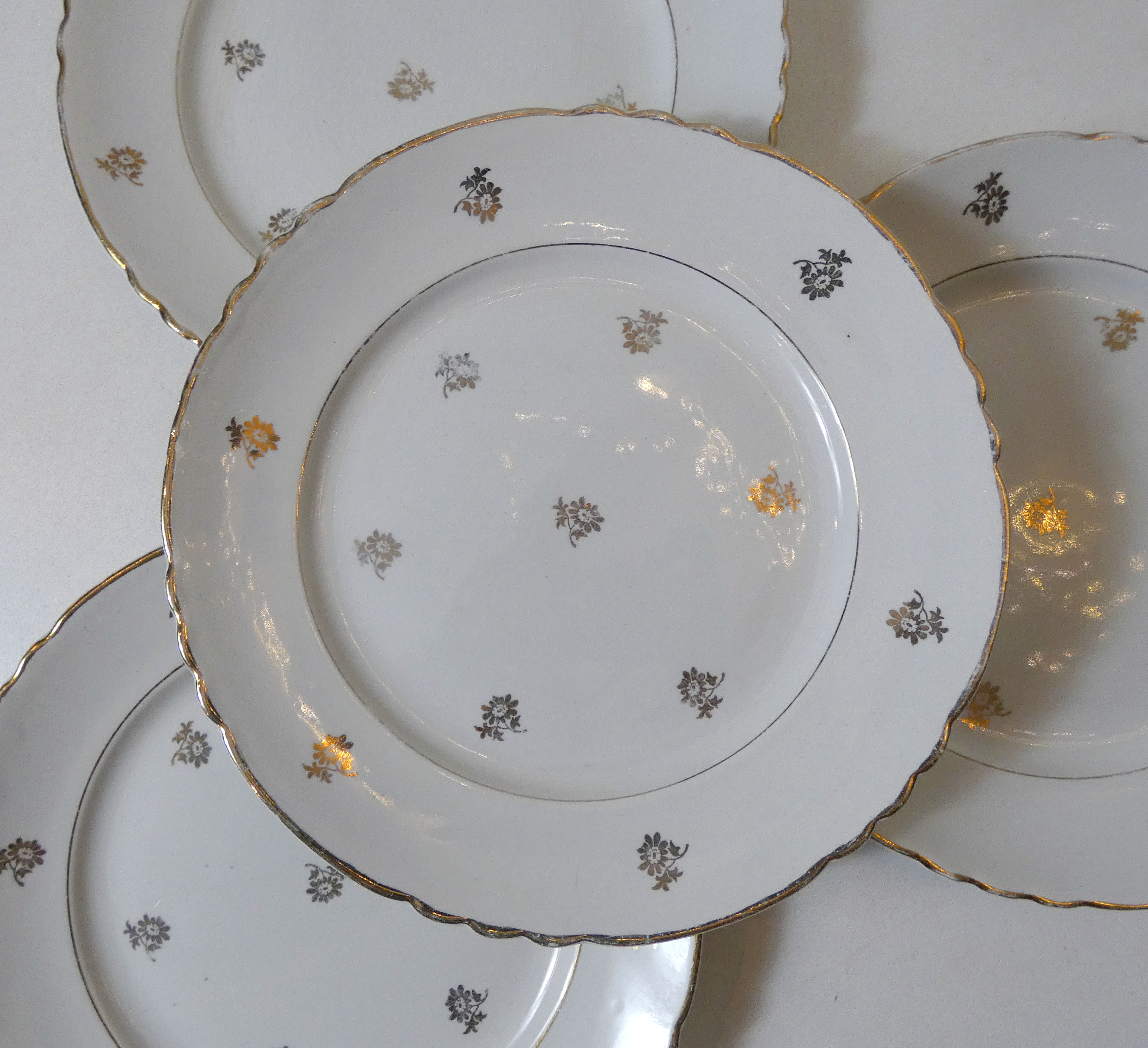 6 flat plates Moulin des Loups faience flowers vintage gold