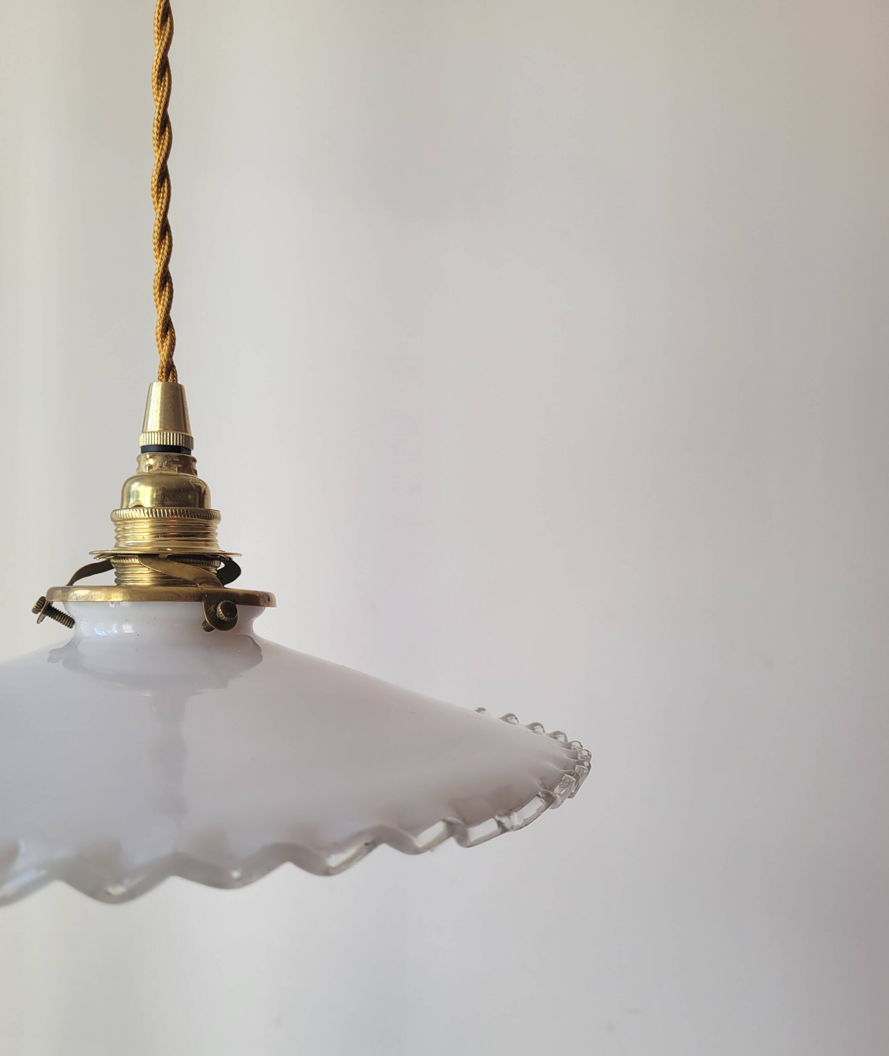 Pendant in serrated opaline