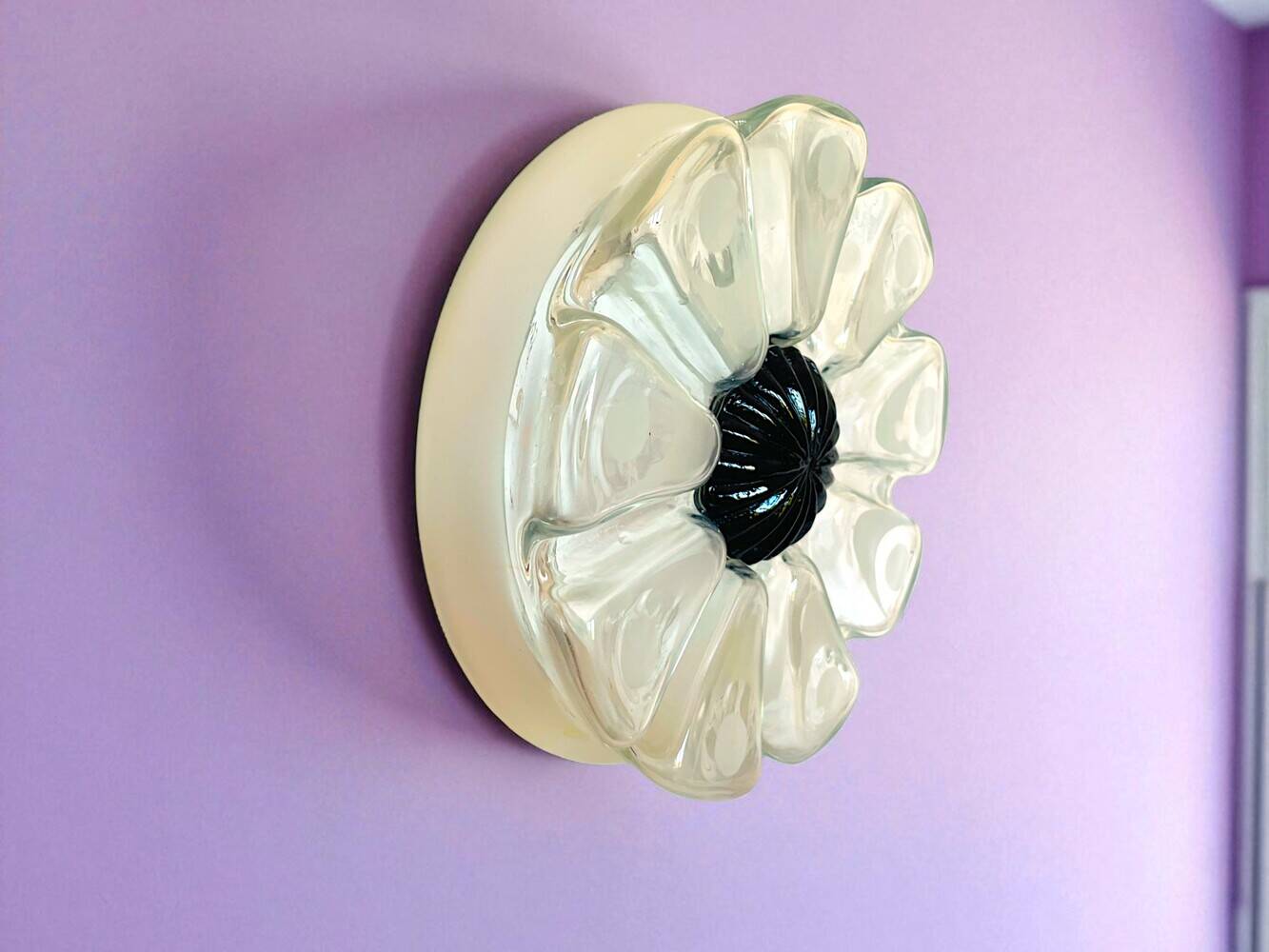 Plafonnier en forme de fleur en verre dépoli