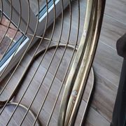 Chaise métallique tubulaire recouverte de dorure