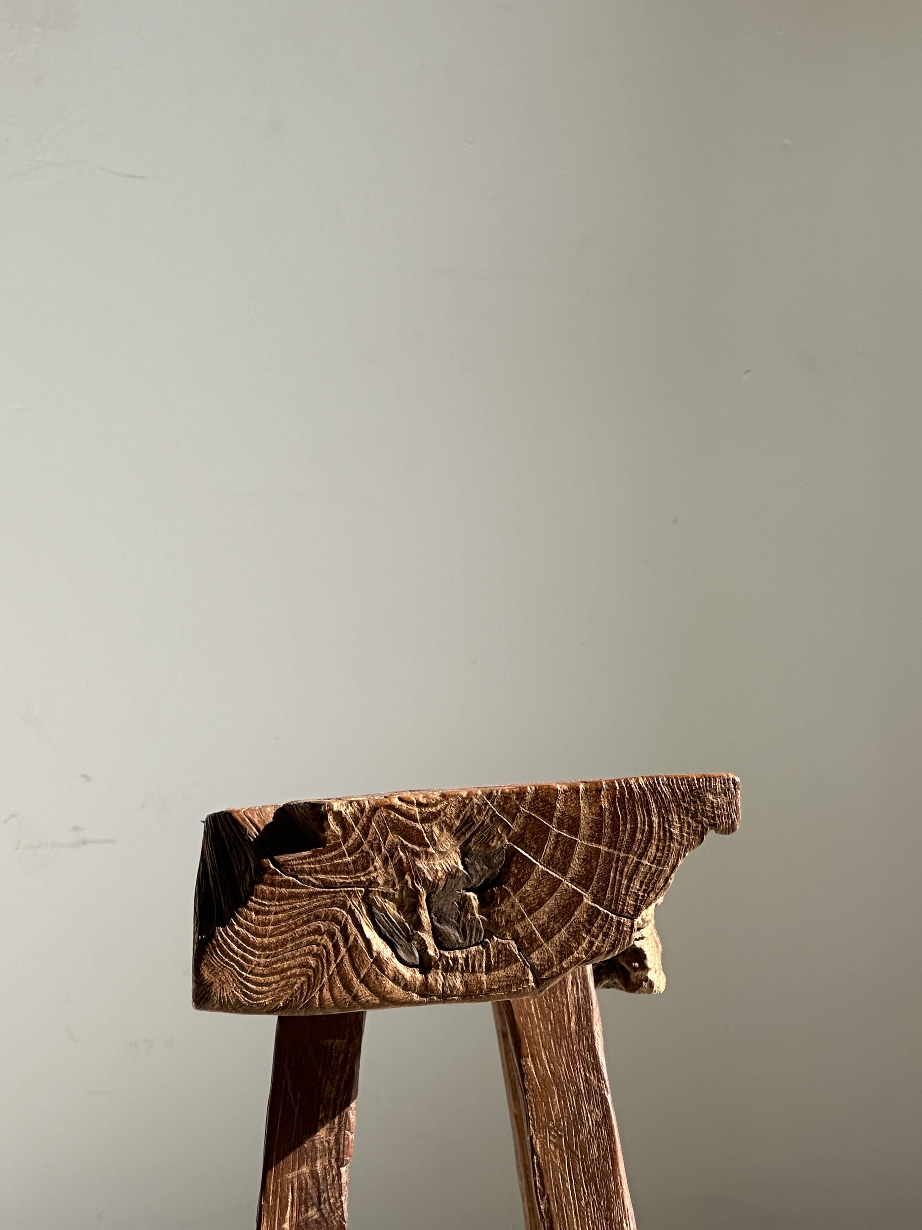 Small organic bench in upcycled Asian teak quadripod - Sungai