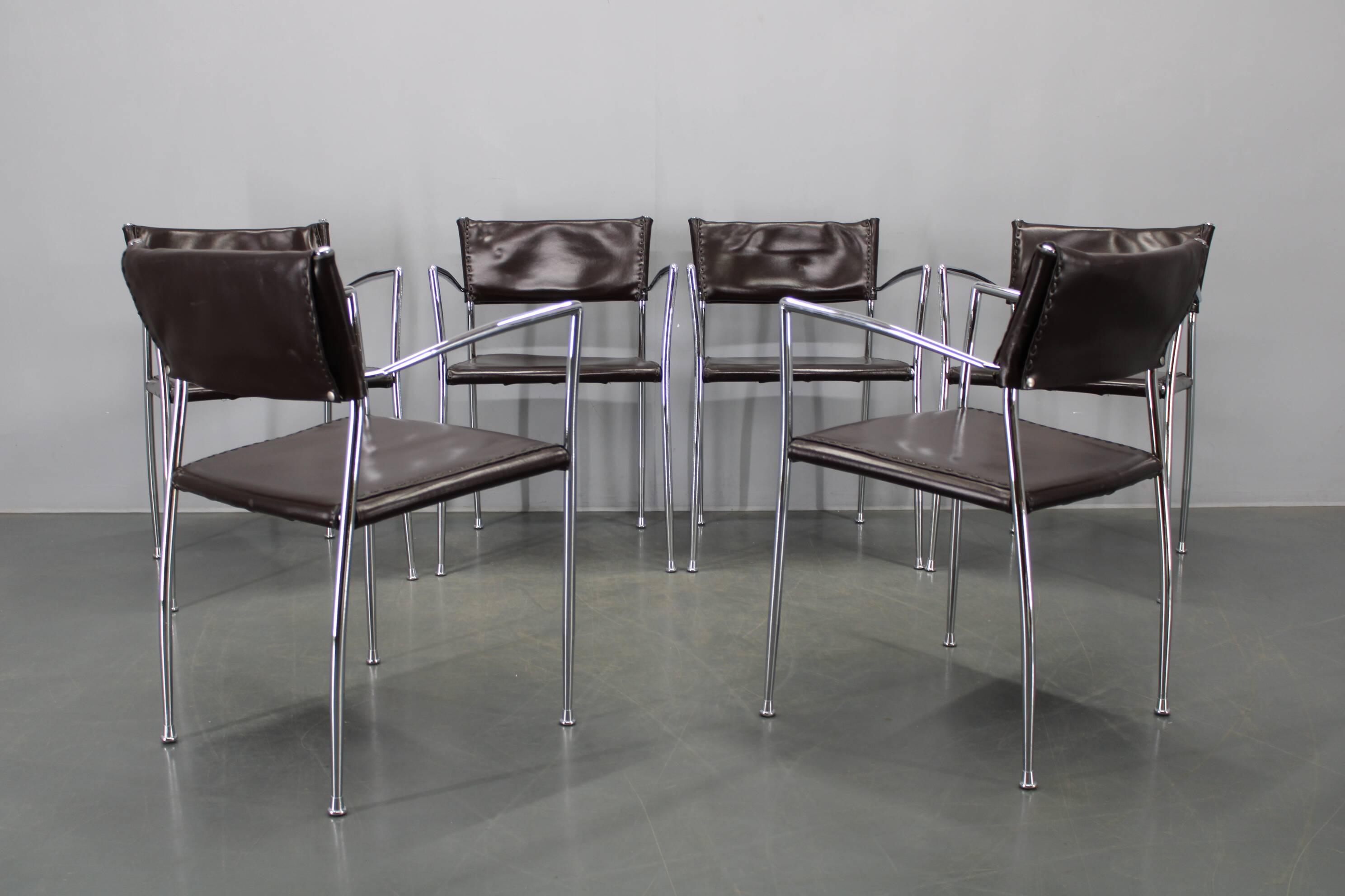 Ensemble de six fauteuils en cuir italien et chrome par Arper.