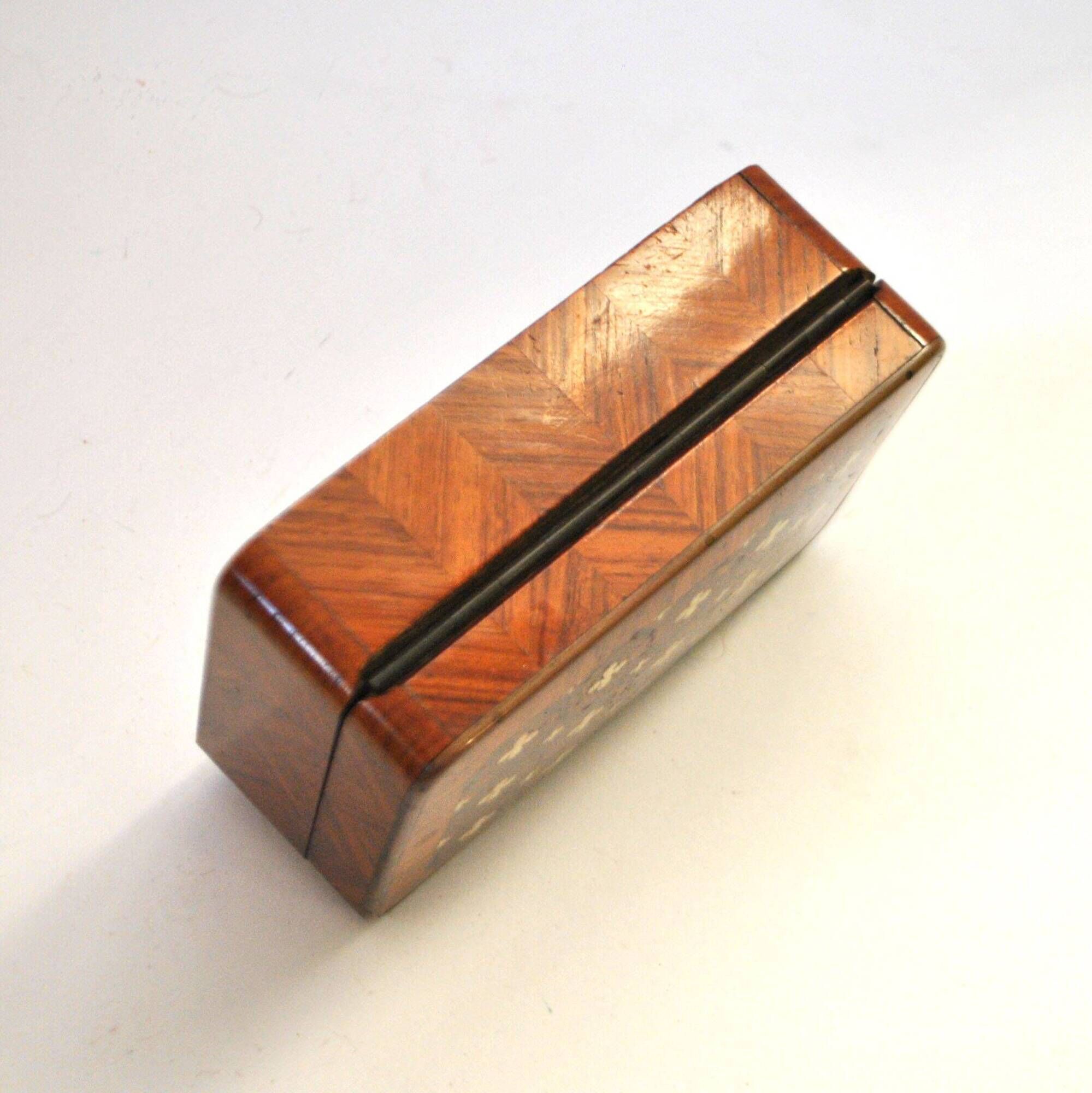 Antique box with marquetry wood, clover decoration, 7 x 11 cm.