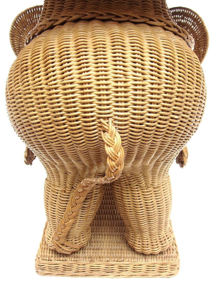 Elephant bass table in rattan.