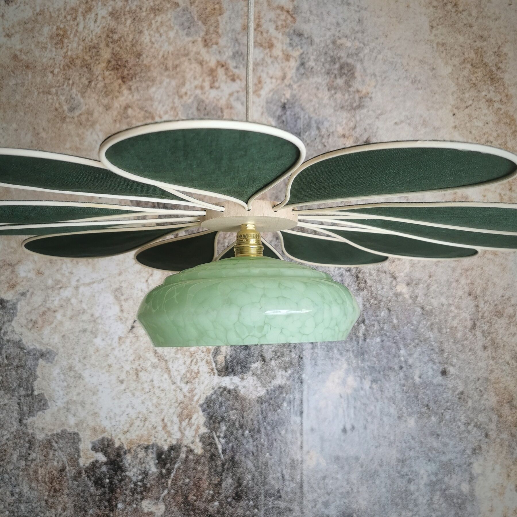 Suspension glass globe and petals in linen and rattan