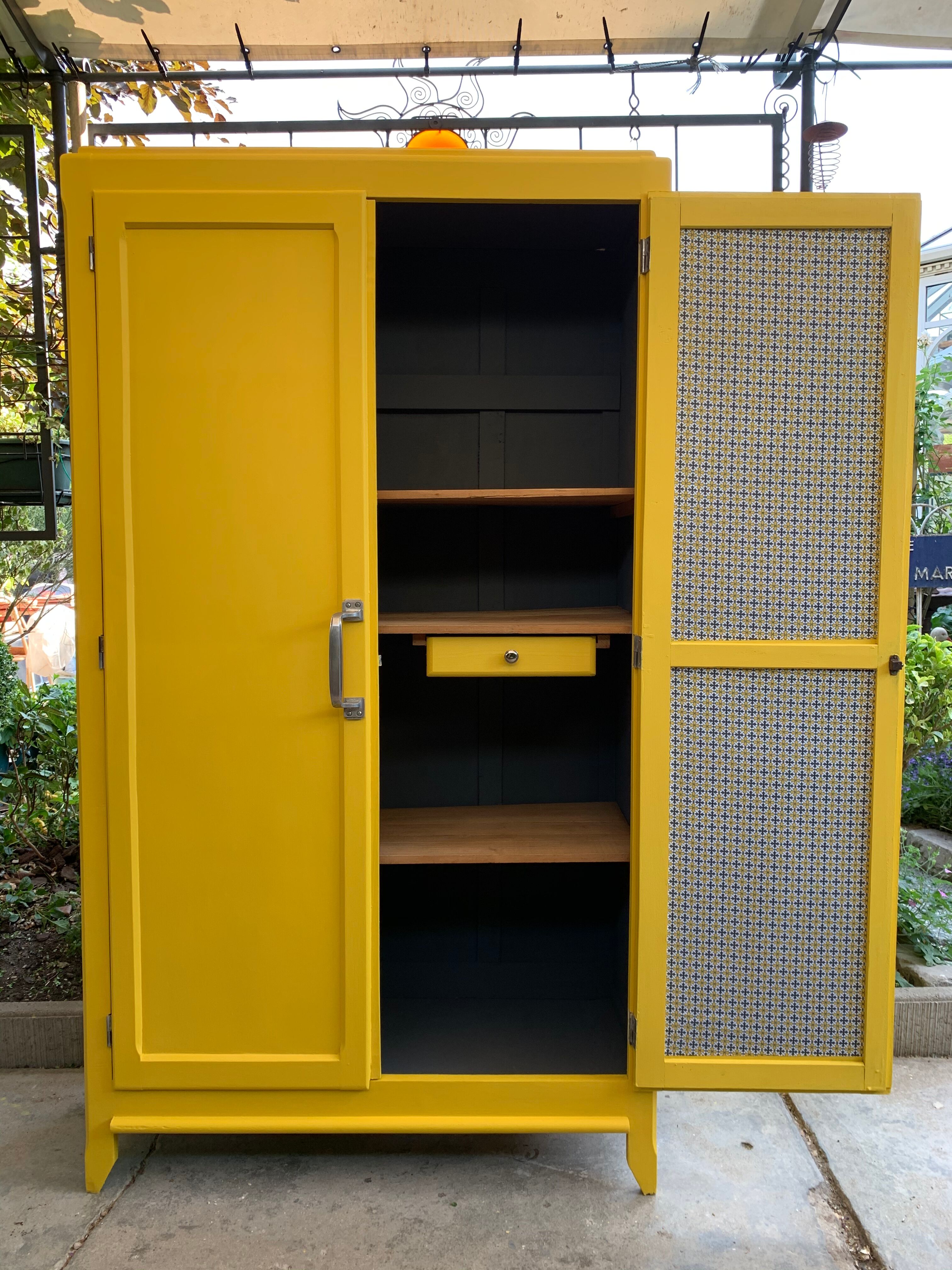 Armoire parisienne jaune poudrée 1950
