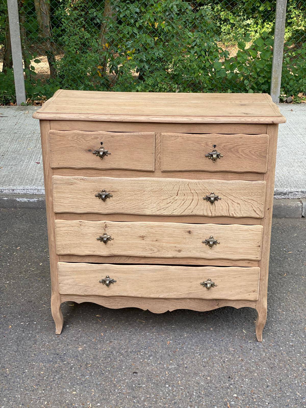 Commode de style Louis XV en chêne massif décapée années 50