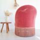 Fauteuil crapaud rose capitonné avec franges