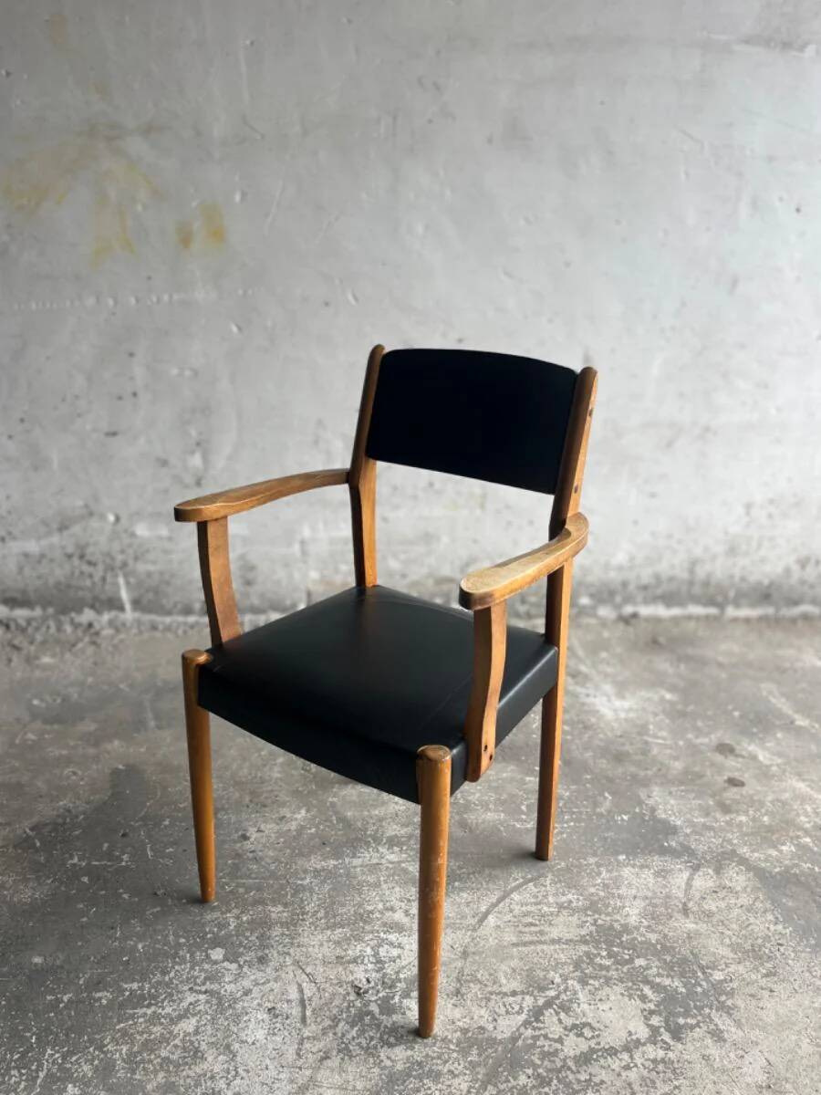 Set of 2 vintage beech wood armchairs with black skai upholstery — mid-century modern