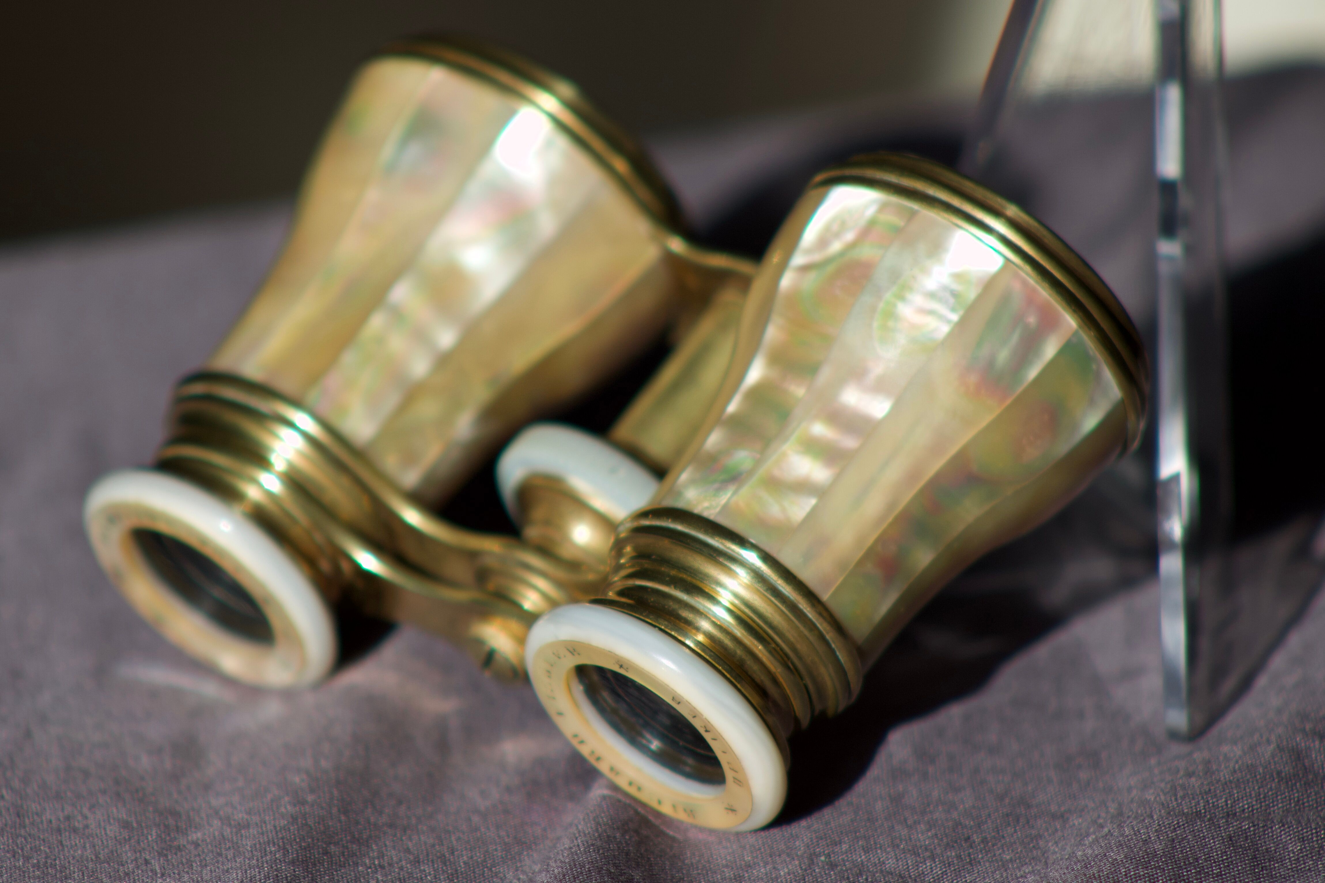 Twins Theatre / Napoleon model opera glasses in Mother-of-pearl and Golden Brass - Authentic