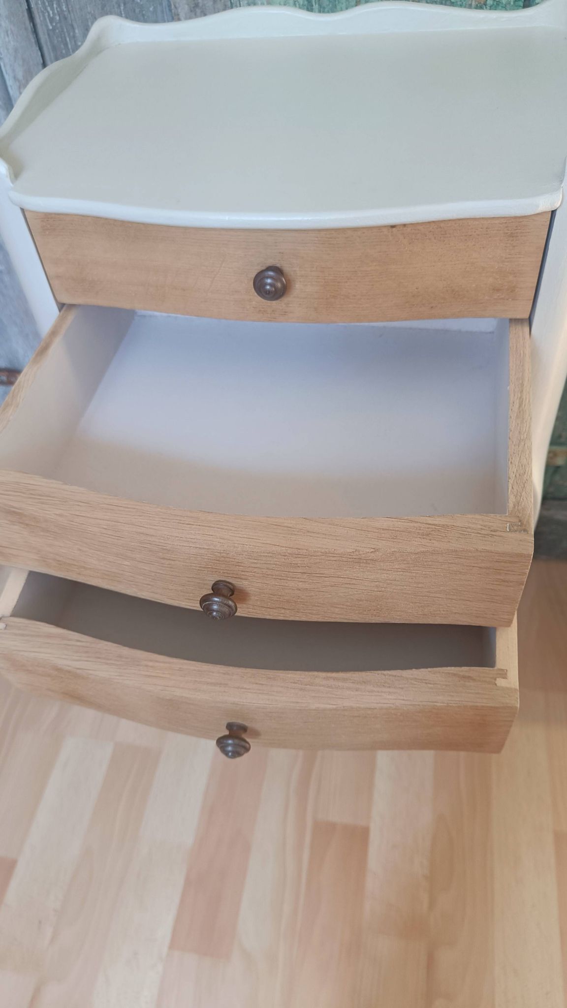 Table de chevet vintage en bois naturel à 3 tiroirs