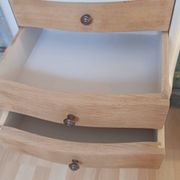 Table de chevet vintage en bois naturel à 3 tiroirs