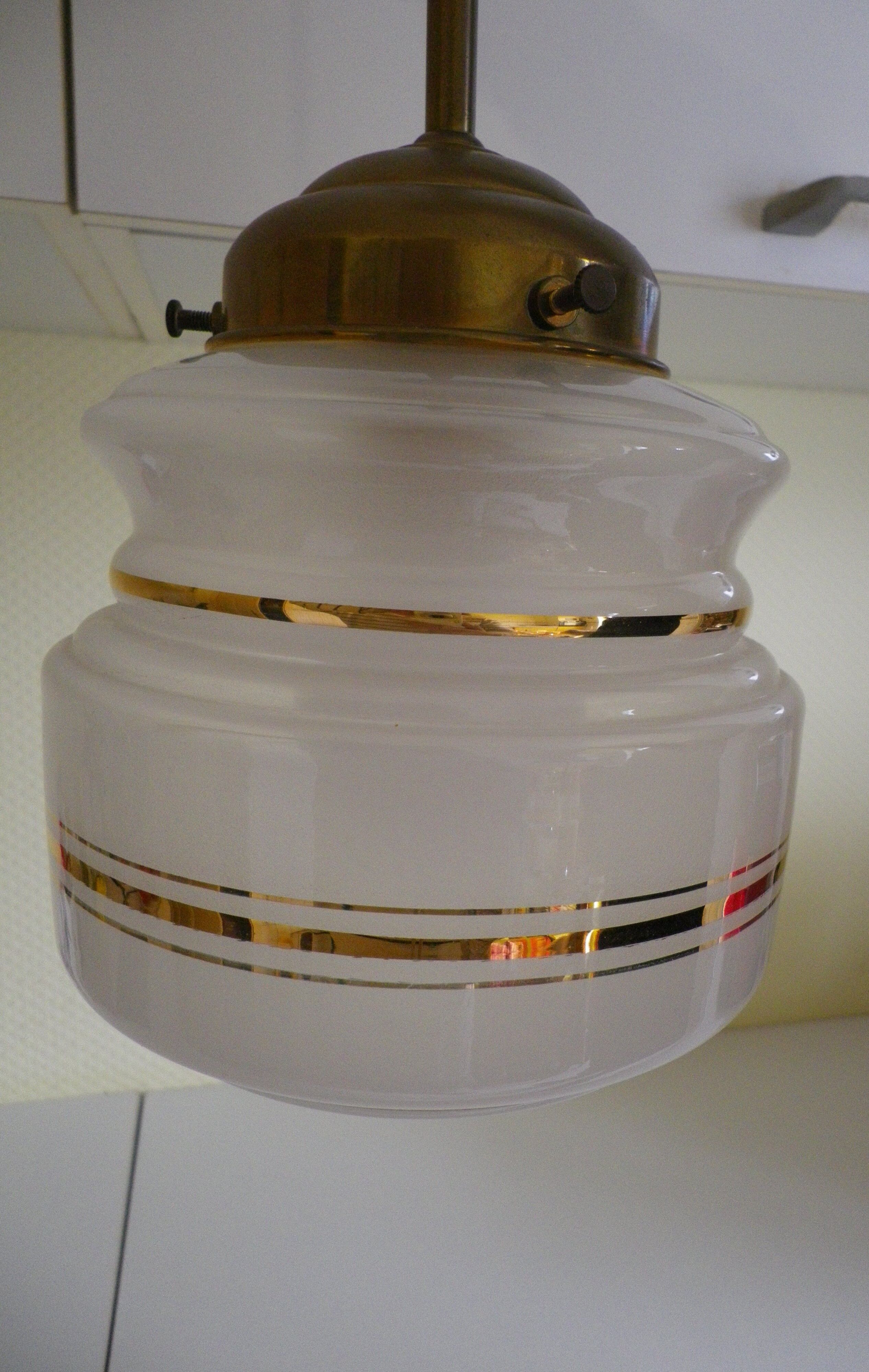 Suspension in brass and opaline country based 1960s/1970s